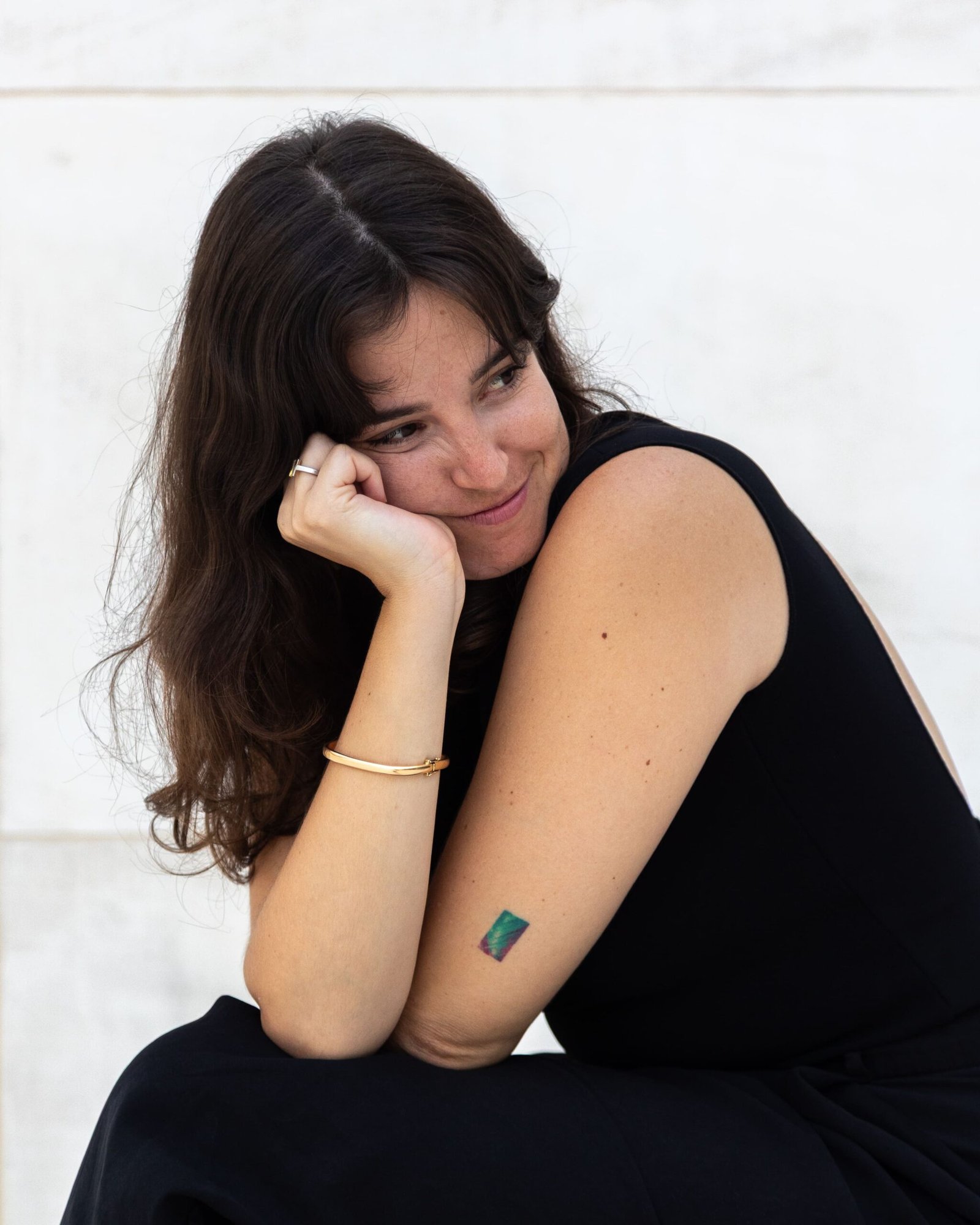 Retrato de María Viladomiu, diseñadora gráfica en Barcelona, especializada en branding y dirección de arte.