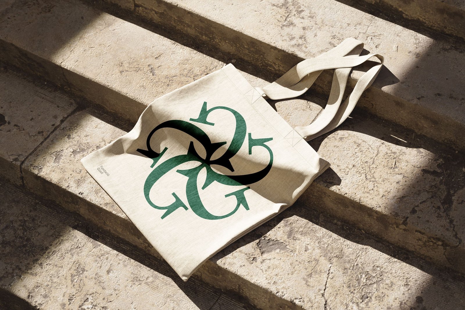 Totebag de merchandising con el símbolo de la Fundació Güell