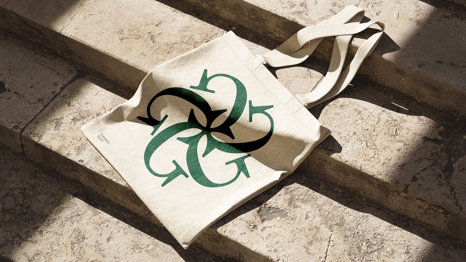 Totebag de merchandising con el símbolo de la Fundació Güell