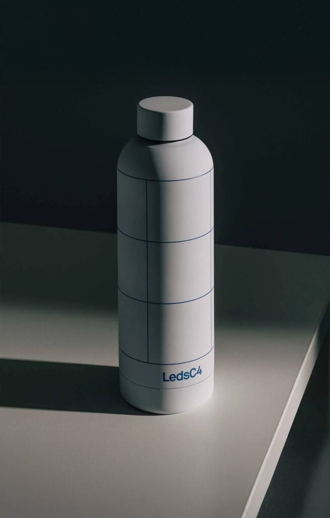 Merchandising de LedsC4: botella con lenguaje visual de marca