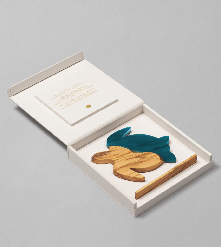 Packaging personalizado y postal de madera para Resort Velaa
