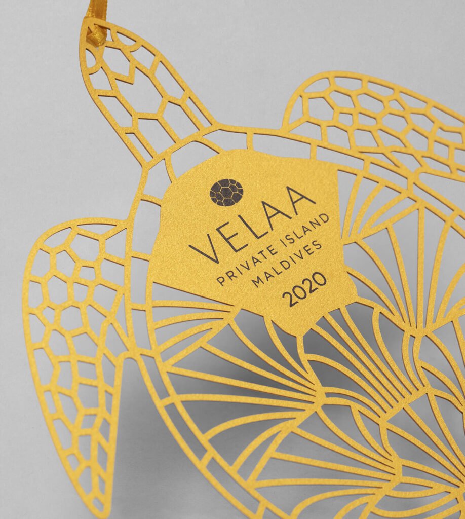 Detalle de postal navideña dorada, diseño de producto de lujo para Resort Velaa