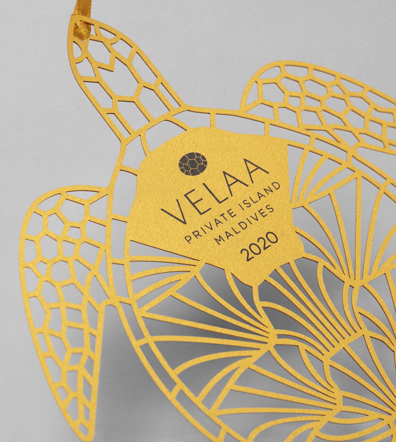 Detalle de postal navideña dorada, diseño de producto de lujo para Resort Velaa