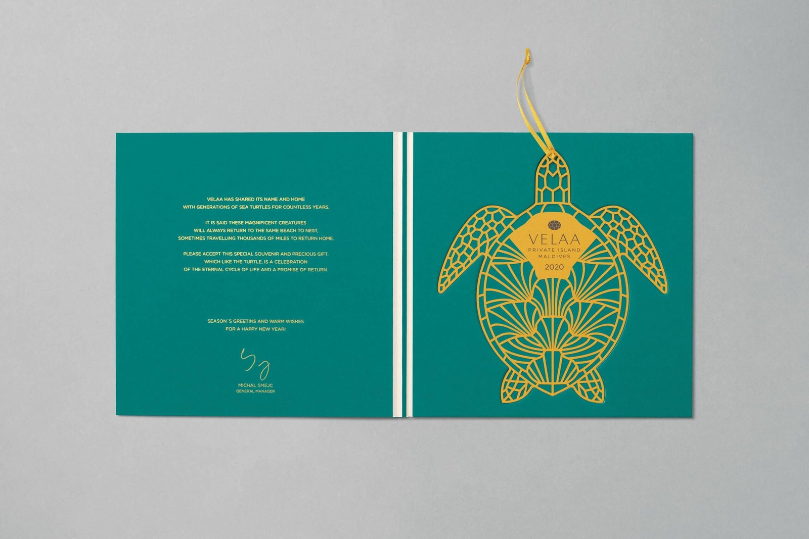 Postal dorada en packaging personalizado para Resort Velaa