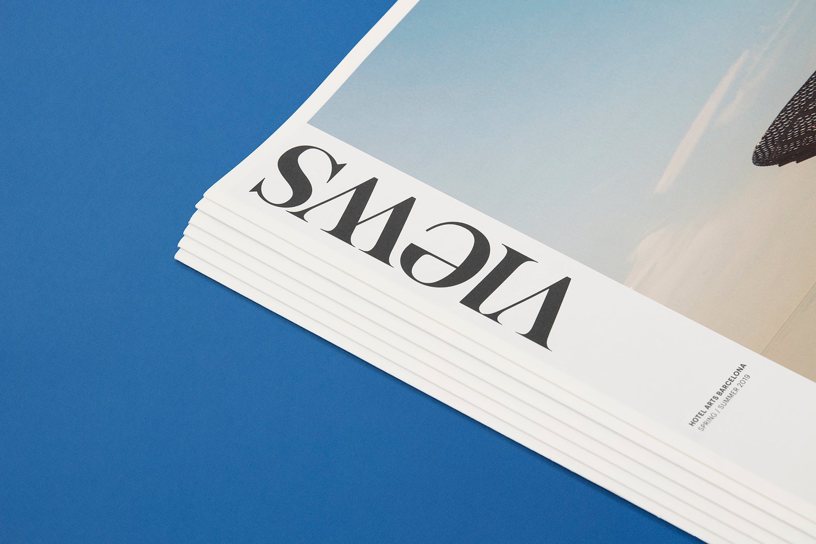 Detalle de la portada de la Revista Views del Hotel Arts, ejemplo de diseño editorial contemporáneo