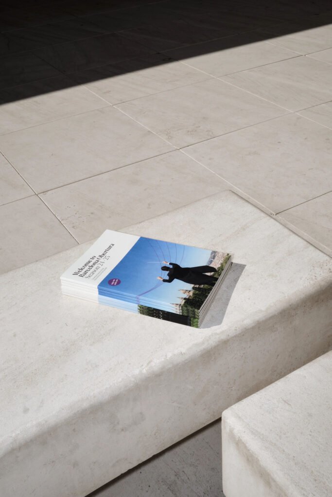 Cubierta del catálogo 24-25 de Barcelona Obertura mostrando su diseño editorial