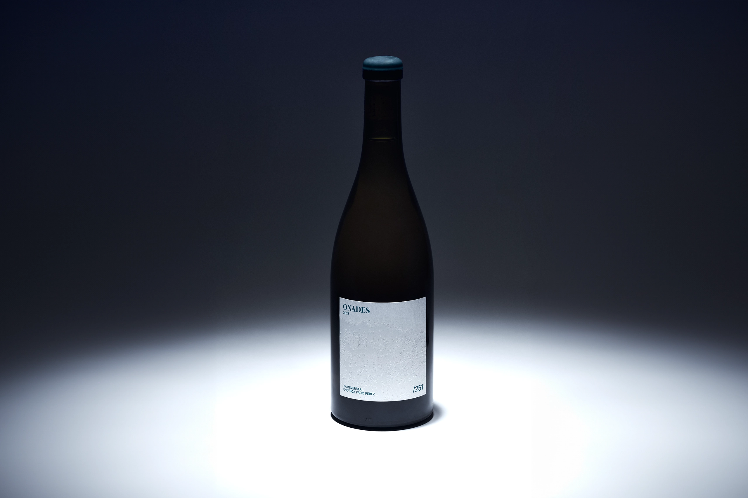 Botella de vino Onades con etiqueta de vino en golpe seco diseñada para Oller del Mas