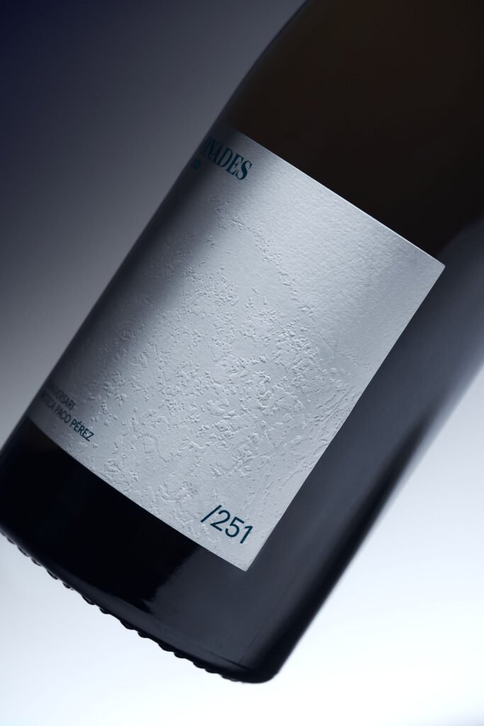 Detalle de la etiqueta de vino Onades con textura en golpe seco