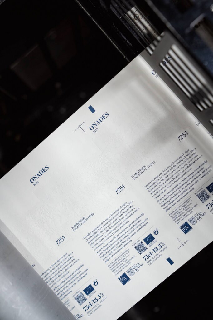 Papel de la etiqueta de vino Onades durante el proceso de impresión en máquinas