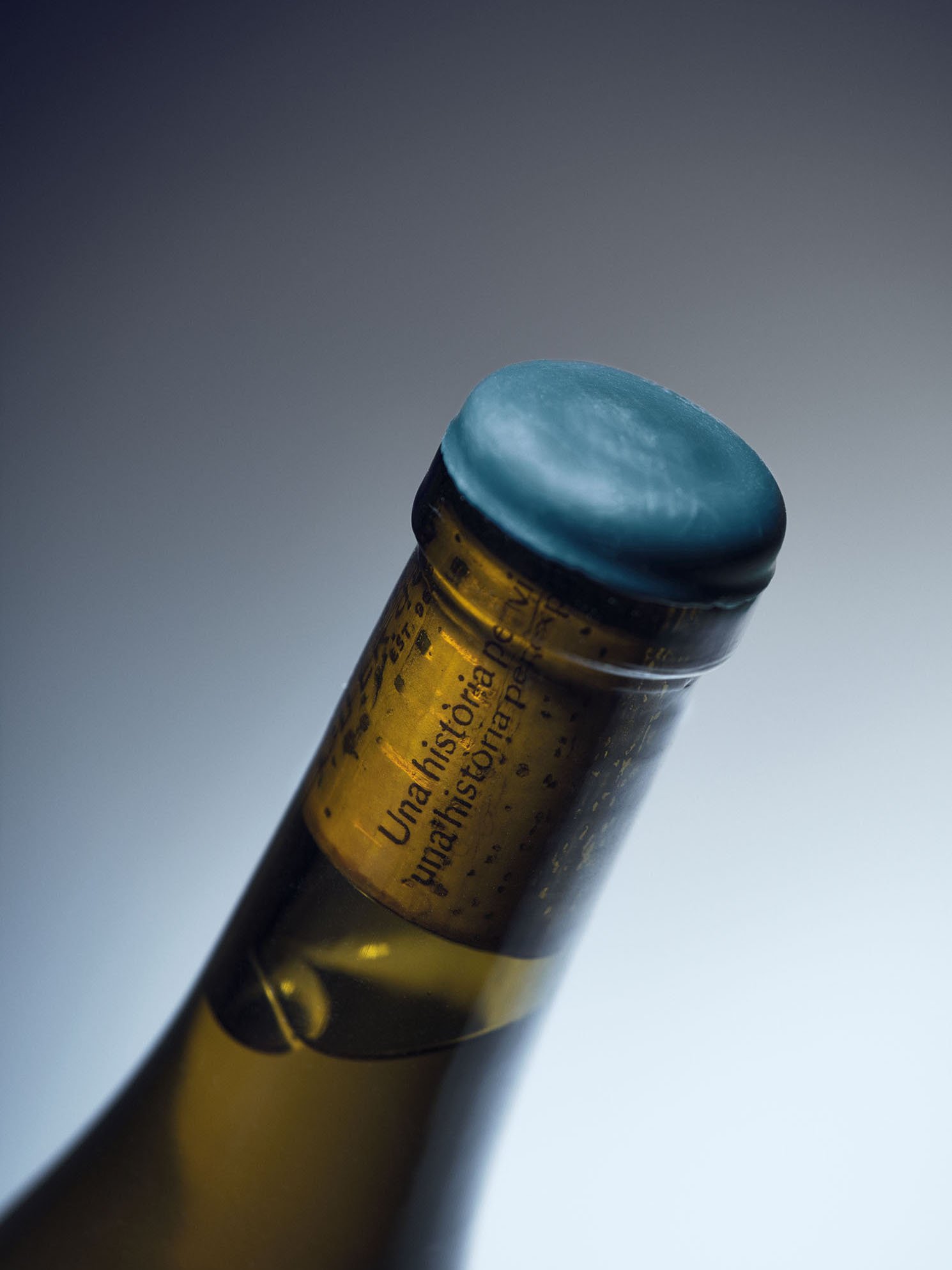 Cuello de la botella Onades con cera y frase oculta en el corcho