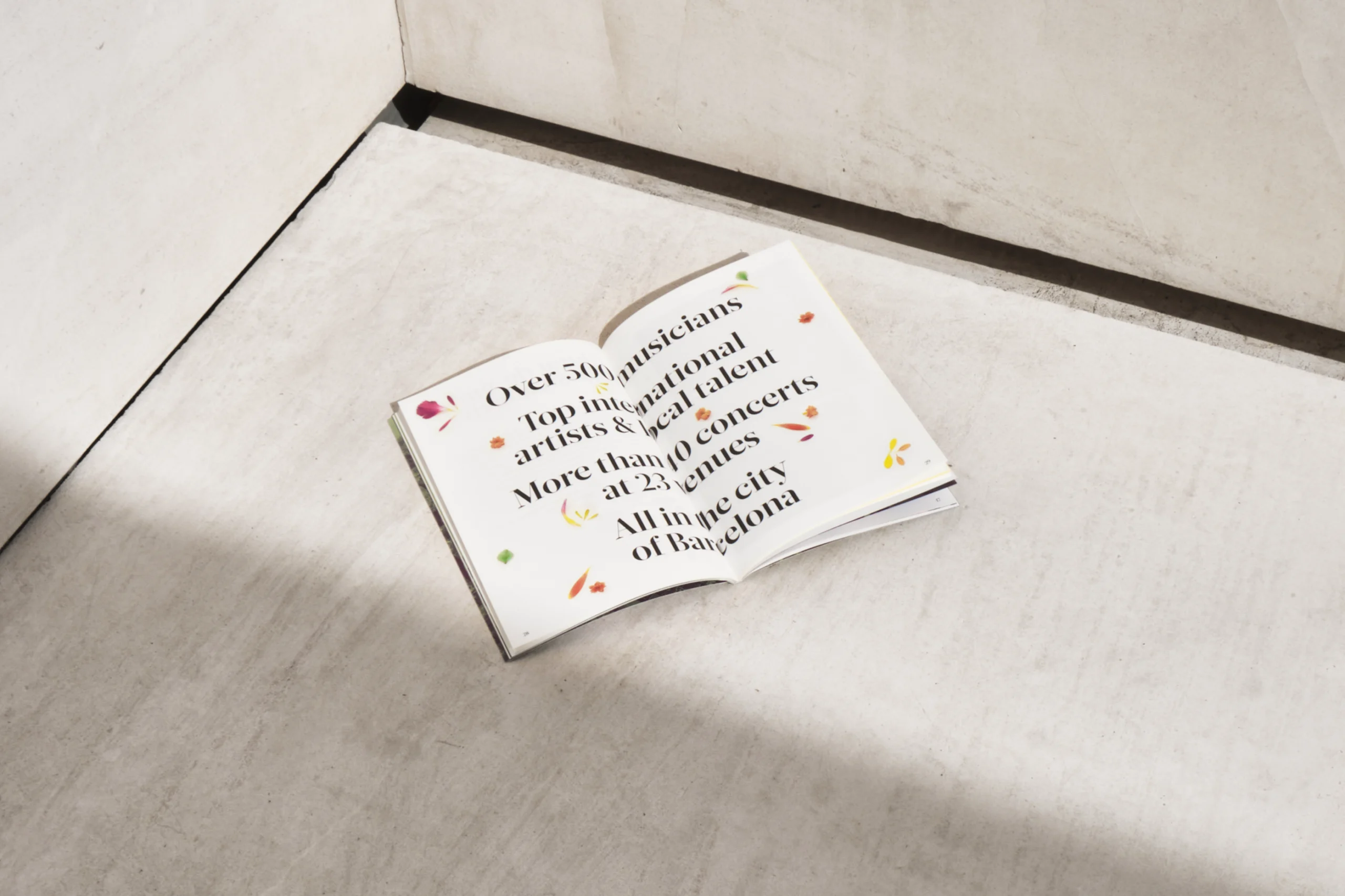 Páginas interiores del catálogo 24-25 mostrando el diseño editorial cultural