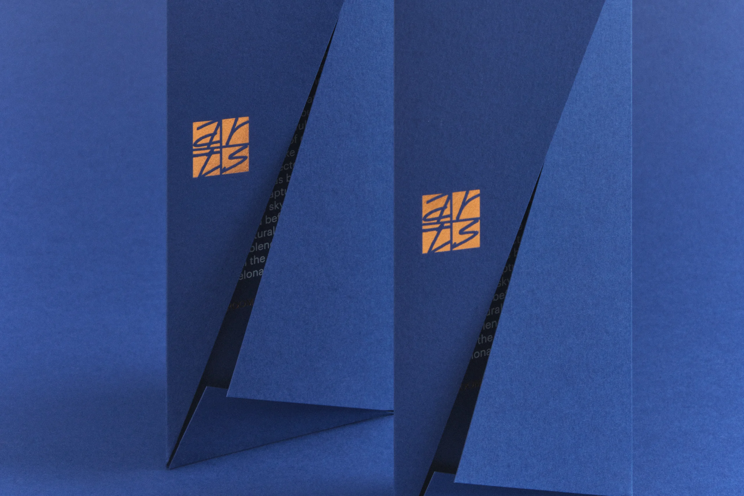 Room card del Hotel Arts diseñada para su renovación, inspirada en la arquitectura de Bruce Graham