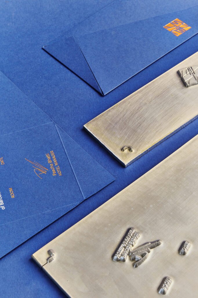 Placas de golpe seco utilizadas para producir los relieves del packaging del Hotel Arts Barcelona