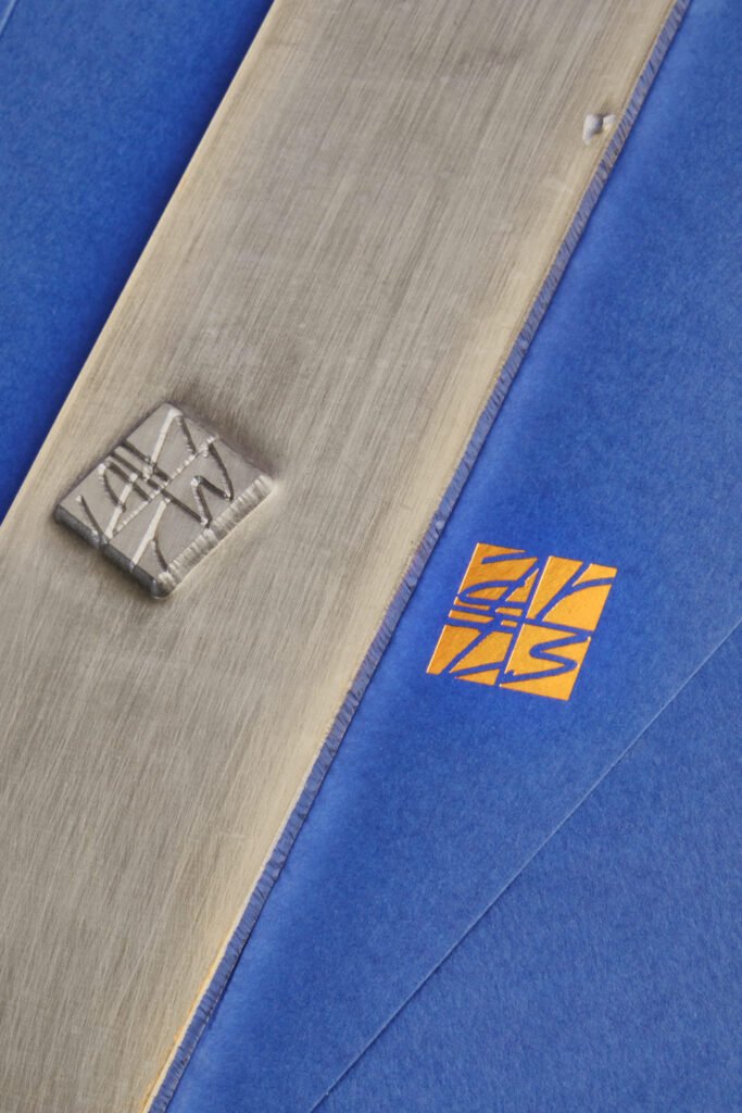 Detalle en primer plano de la placa de golpe seco para el packaging del Hotel Arts Barcelona