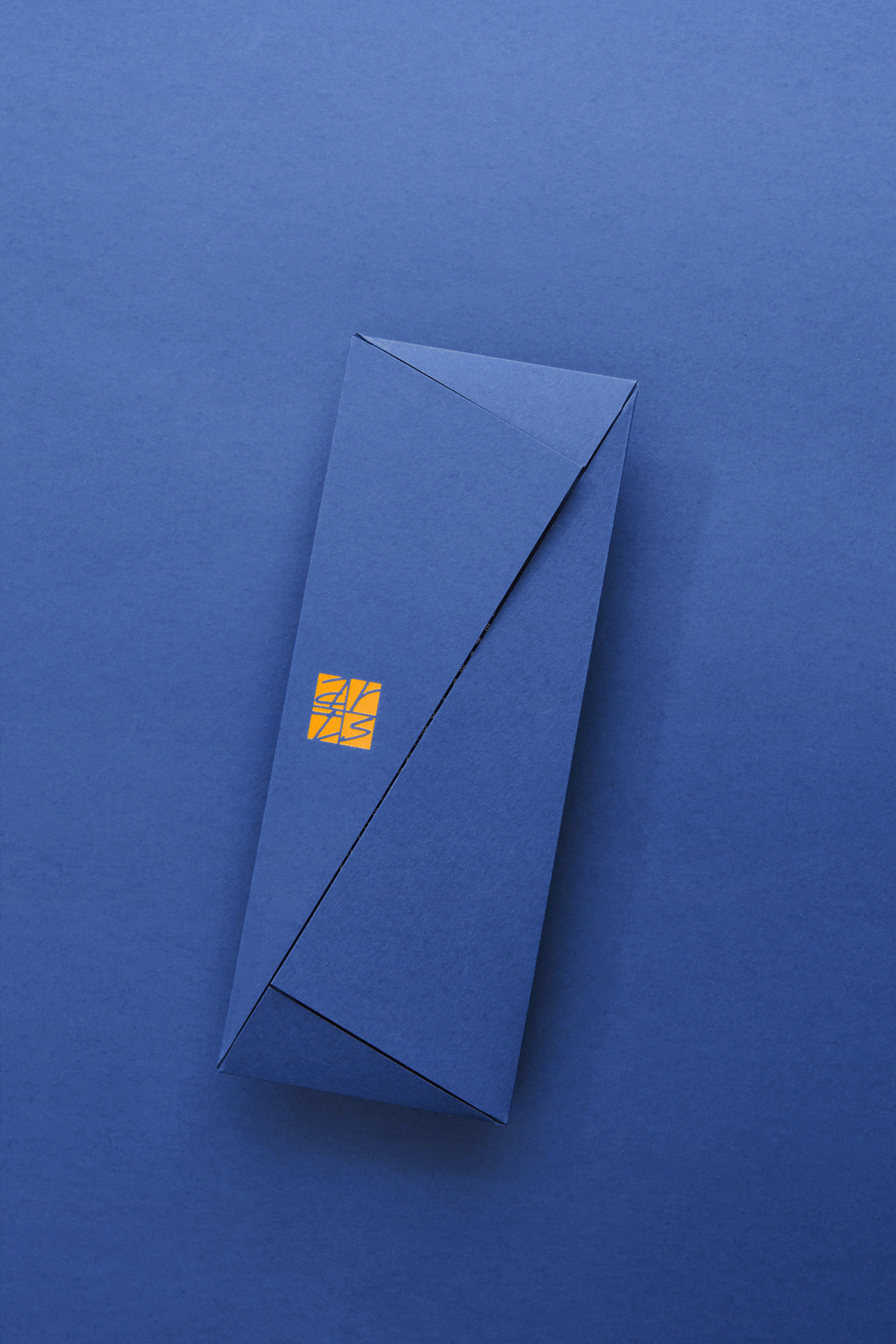 Despliegue del packaging de la room card del Hotel Arts Barcelona, mostrando cómo el papel se envuelve sobre sí mismo