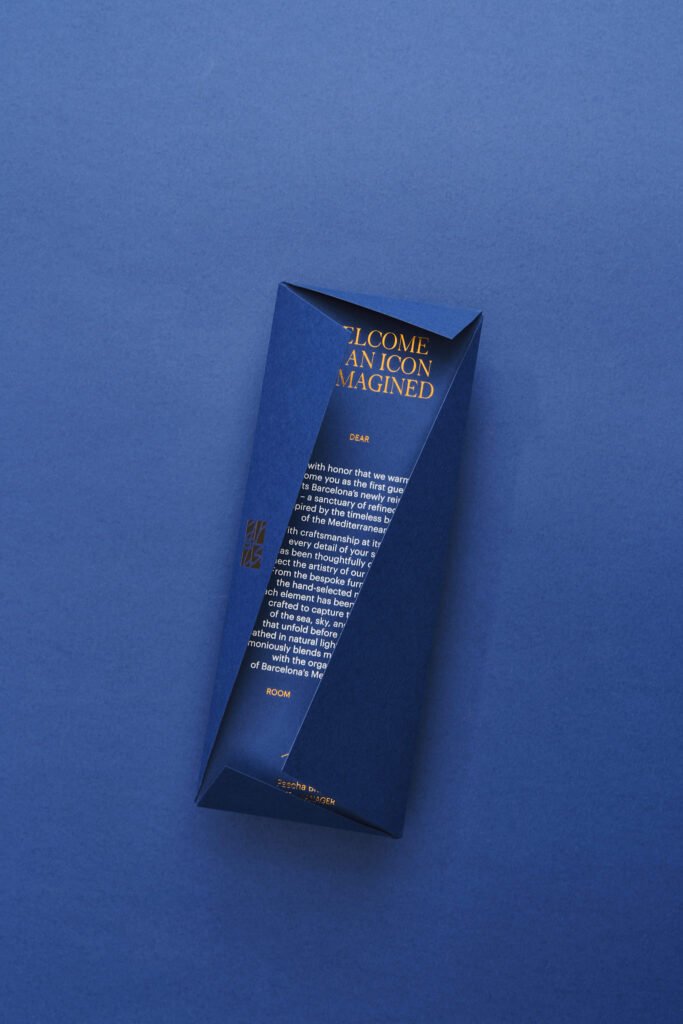 Packaging de la room card del Hotel Arts Barcelona a medio abrir, mostrando su estructura tridimensional
