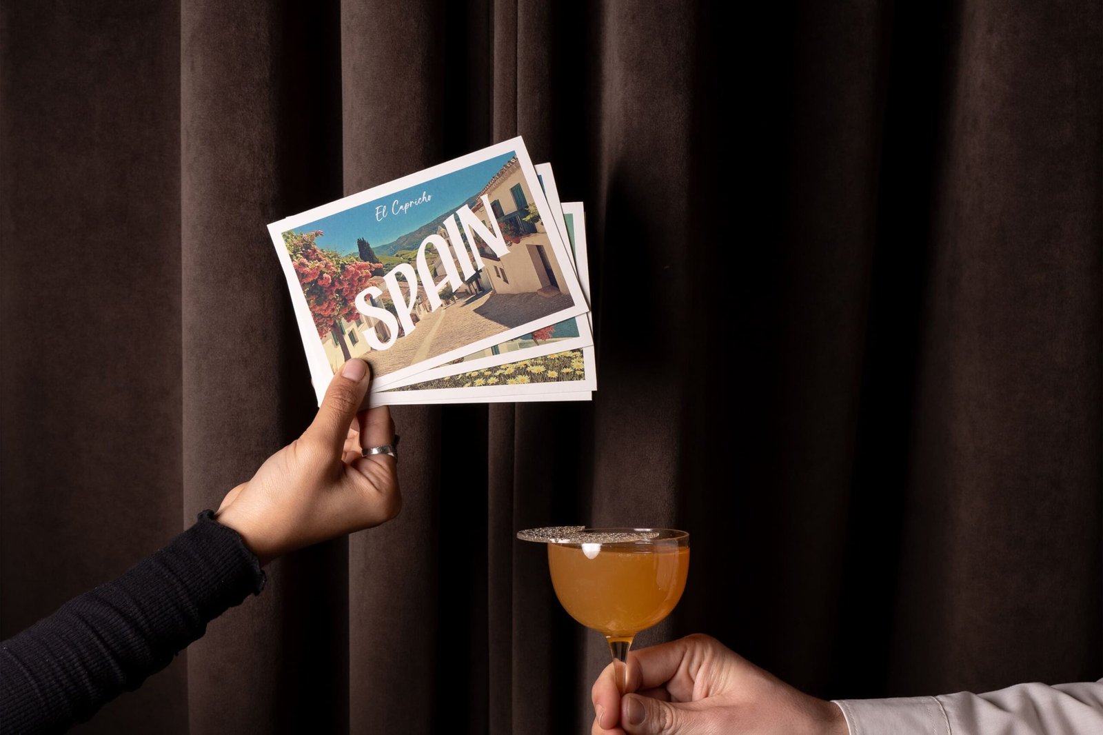 Varias piezas de stationery de cócteles del P41 del Hotel Arts, con ilustraciones vintage y tipografía única, acompañadas de un cóctel.