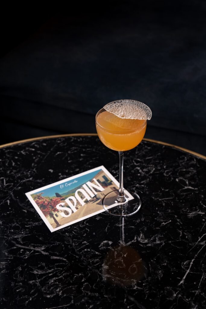 Postal de España con el cóctel El Capricho del P41 del Hotel Arts, ilustración vintage y tipografía única.