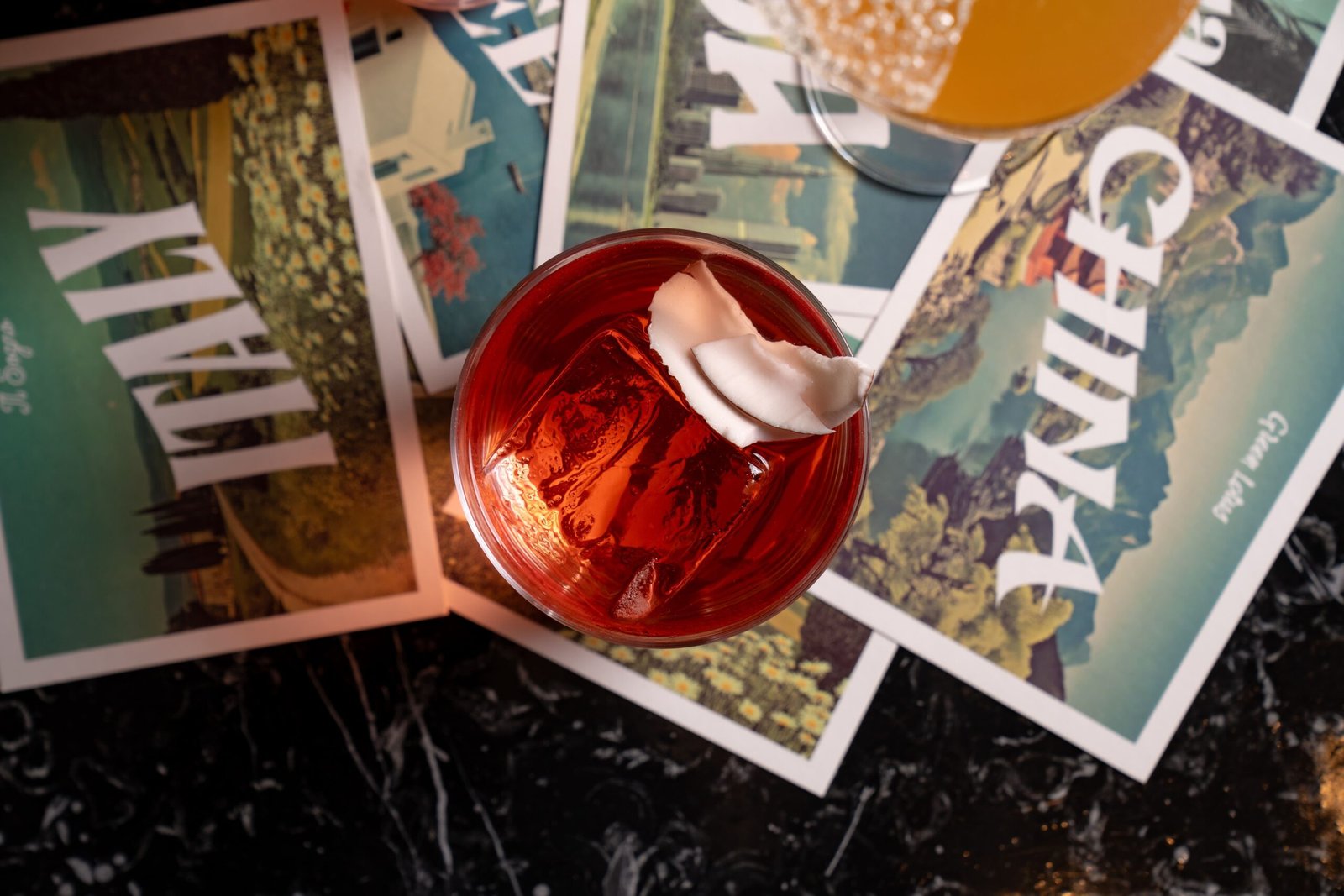 Vista general de todas las piezas del menú de la coctelería P41 del Hotel Arts acompañadas de un cóctel, ilustración vintage y tipografía única.