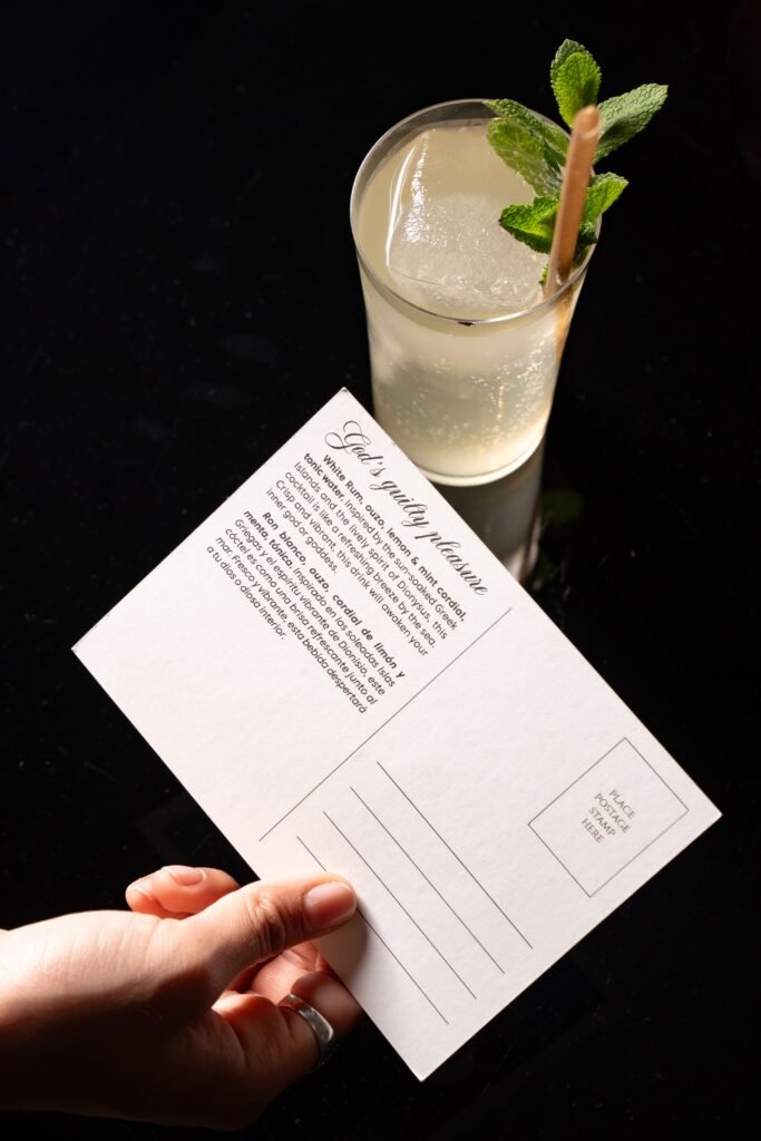 Dorso de pieza de stationery de cóctel del menú P41 del Hotel Arts mostrando descripción del cóctel.